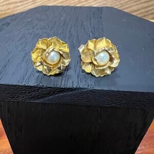 Vintage Delicate Gold Tone Flower Pearl Earrings Unmarked Pierced Ears MCM